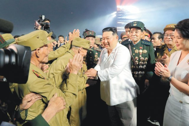 김정은 북한 국무위원장이 지난달 27일 정전기념일 69주년 기념행사에서 노병들을 격려하고 있다. 뉴스1 노동신문