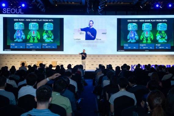 존 린든 미티컬게임즈 대표가 지난 9일 코리아블록체인위크 2022(KBW 2022) 메인 컨퍼런스 'KBW2022:IMPACT'에서 강연을 하고 있다.