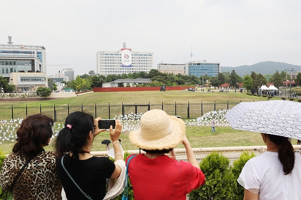 반환받은 주한미군 장군 숙소부지 등에 조성된 용산공원이 시범개방된 6월 10일 시민들이 시설을 둘러보고 있다. (사진=문화체육관광부 국민소통실)