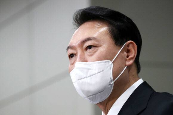 여름휴가를 마친 윤석열 대통령이 지난 8일 서울 용산 대통령실 청사로 출근, 기자들과 약식 인터뷰를 하고 있다. 연합뉴스