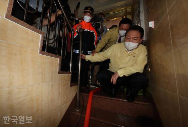 윤석열 대통령이 9일 서울 관악구 신림동의 침수 피해 현장을 둘러보고 있다. 서재훈 기자