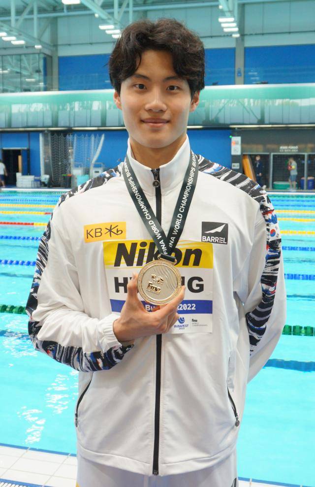 한국 수영 간판 황선우가 6월 21일 헝가리 부다페스트에서 열린 2022 국제수영연맹(FINA) 세계선수권대회 자유형 200m 결선에서 은메달을 차지한 뒤 기념촬영 하고 있다. 올댓스포츠 제공