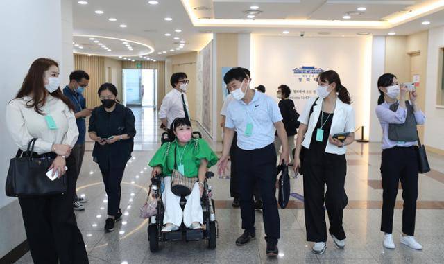 지난달 28일 청와대 춘추관에서 배은주 장애인문화예술축제 조직위원장과 문화체육관광부 관계자들이 장애예술인 미술 특별 전시회 준비를 위한 현장점검을 하고 있다. 문화체육관광부 제공