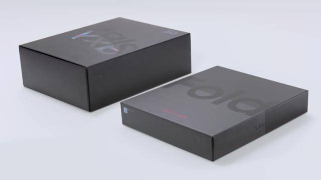 1세대 갤럭시Z 폴드와 갤럭시Z 폴드4 포장용 박스 비교 사진. 갤Z 폴드4의 포장이 한눈에 봐도 간소해졌다. 삼성전자 제공