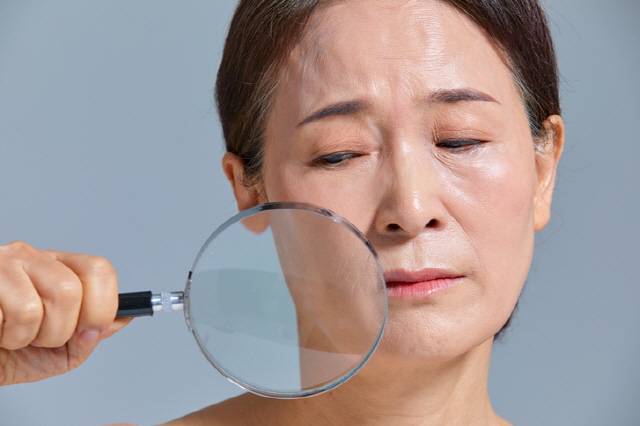 피부암은 자가진단이 어렵기 때문에 상처가 잘 낫지 않고 반복된다면 조직검사를 받아봐야 한다./사진=게티이미지뱅크