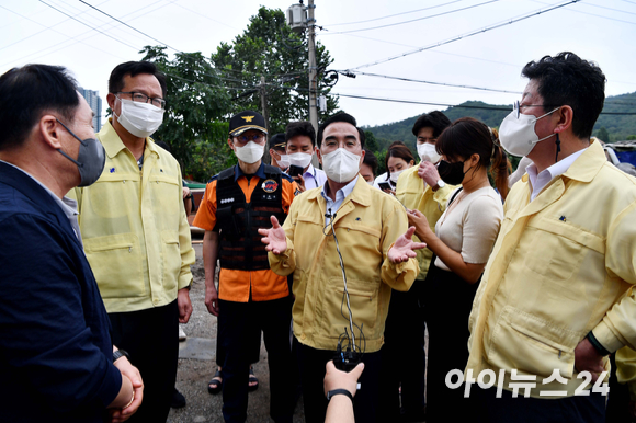 더불어민주당 박홍근 원내대표가 10일 서울 강남구 구룡마을 수해현장 찾아 살펴본 뒤 발언하고 있다. [사진=국회사진취재단]