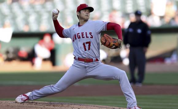 LA 에인절스에서 투타 겸업으로 뛰고 있는 오타니 쇼헤이가 10일(한국시간) 열린 오클랜드와 원정 경기에서 6이닝 무실점으로 호투하며 승리투수가 됐다. 그는 시즌 10승 고지에 오르면 지난 1918년 13승 11홈런을 기록한 베이브 루스에 이어 104년 만에 단일 시즌 10승-10홈런 이상을 달성한 주인공이 됐다. [사진=뉴시스]