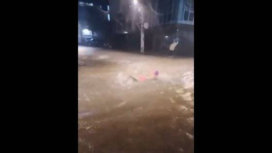 8일 서울 남부에 '물폭탄'이 쏟아진 가운데 온라인상에서 '신림동 펠프스'라고 불리며 퍼지고 있는 영상 화면. 사진 유튜브 캡처