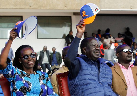 케냐 대선의 유력 후보인 라일라 오딩가(오른쪽)와 그의 러닝 메이트 마사 카루아가 지난 6일 마지막 유세에서 지지자들에게 손을 흔들고 있다. 로이터=연합뉴스