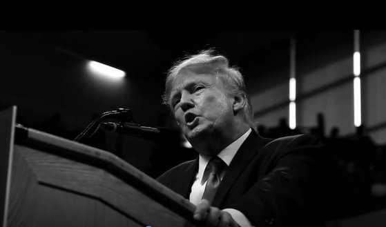 트럼프 전 대통령이 9일(현지시간) 공개한 영상의 한 장면. 대선 출마를 시사하는 캠페인 형식이다. 트위터 캡처