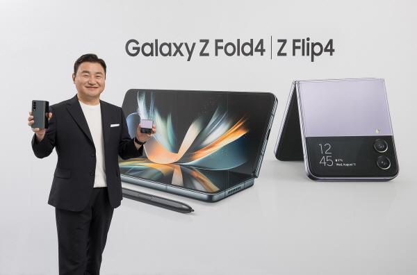 10일 밤 10시에 온라인으로 개최된 ‘삼성 갤럭시 언팩 2022 (Samsung Galaxy Unpacked 2022: Unfold Your World)에서 삼성전자 MX사업부장 노태문 사장이 차세대 폴더블 스마트폰 ’갤럭시 Z 플립4‘와 ’갤럭시 Z 폴드4‘를 소개하고 있다. 삼성전자 제공