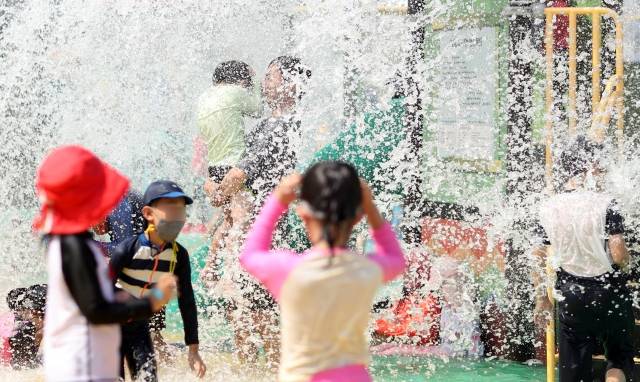 7일 오후 경남 창원시 마산합포구 3·15 해양누리공원 물놀이장을 찾은 시민이 시원하게 물놀이하고 있다. 연합뉴스.
