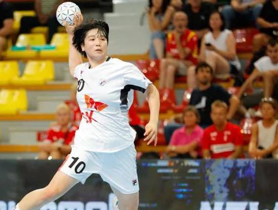 한국 여자 청소년 핸드볼 대표팀의 임서영이 8일(현지시간) 북마케도니아 스코페의 보리스 트라이코프스키 스포츠 센터에서 열린 세계청소년핸드볼선수권대회 4강전 헝가리와 경기에서 슈팅을 시도하고 있다. 연합뉴스