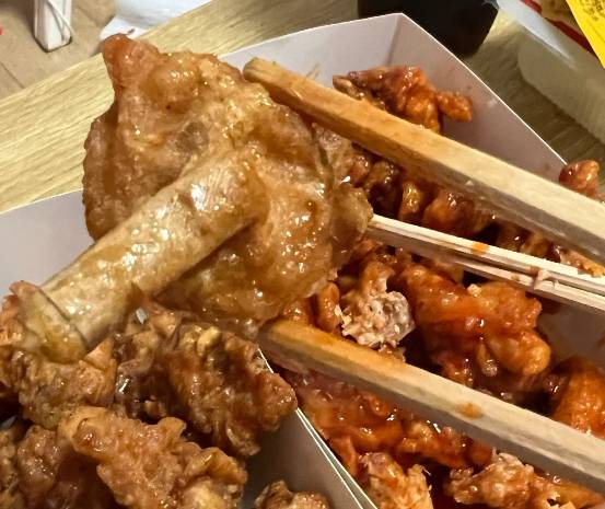 프랜차이즈 치킨에서 나온 담배. 온라인 커뮤니티 캡처