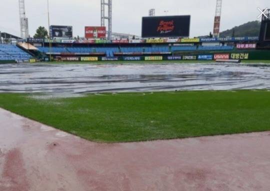 비오는 야구장[자료사진]