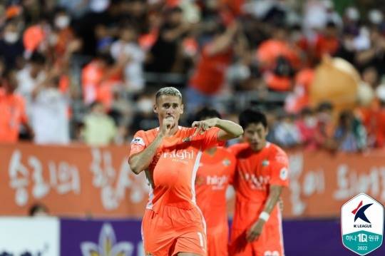 강원 갈레고의 골 세리머니[한국프로축구연맹 제공]
