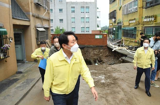 서울 신월7동 싱크홀 수해현장을 방문한 오세훈 서울시장 / 사진 = 서울시