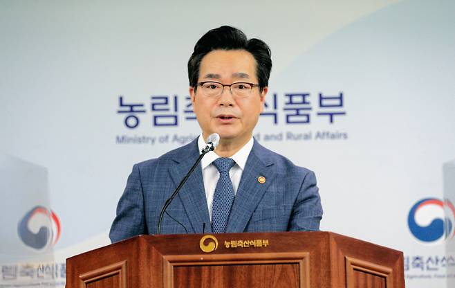 정황근 농림축산식품부 장관이 10일 대통령실 업무보고에 앞서 세종 정부청사에서 기자간담회를 열고, 업무보고 주요 내용을 설명하는 간담회를 열었다. [사진 = 농림축산식품부 장관]