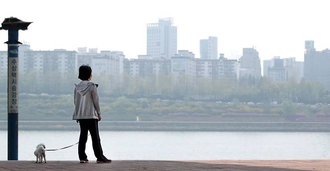 한강시민공원에서 휴식을 취하는 시민 모습 [사진 = 김호영 기자]