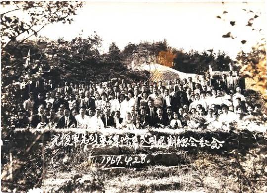 1 : 수유리 광복군 합동묘소는 지난 1961년 조성된 뒤, ‘한국광복군 선열 묘지 건립준비위원회’에서 1967년 4월 28일 ‘광복군 선열의 묘’ 비석 제막식을 거행한 뒤 촬영한 사진. 제막식 직후 수유리 합동묘소에서 ‘광복군 정기 총회’를 개최했다.국가보훈처 제공