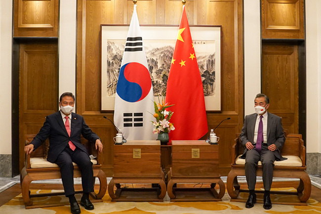 박진(왼쪽) 외교부 장관이 9일 중국 칭다오에서 왕이(王毅) 중국 국무위원 겸 외교부장과 한·중 외교장관 회담을 하고 있다. 뉴시스
