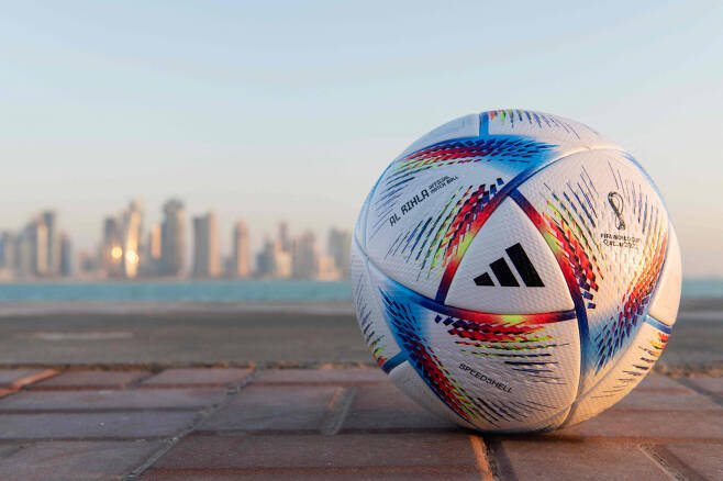 국제축구연맹(FIFA)은 지난 30일(현지시간) 2022 카타르 월드컵 공인구인 '알 릴라'를 공개했다. [연합]