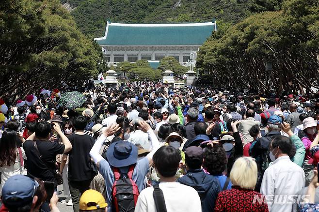 [서울=뉴시스] 인수위사진기자단 = 국민대표 74인을 비롯한 시민들이 10일 오전 서울 종로구 청와대에 들어서고 있다. 청와대 개방은 74년만에 처음이다. 2022.05.10. photo@newsis.com