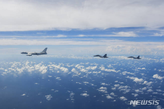 [타이베이=AP/뉴시스] 중국인민해방군(PLA) 동부전구 소속 항공기들이 7일(현지시간) 대만 해협 일대에서 합동 전투 훈련을 하고 있다. 2022.08.08.
