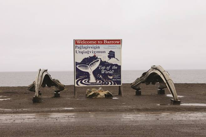 북아메리카 최북단 도시 알래스카의 배로우를 알리는 입간판. 양 옆에 보어헤드 고래뼈로 만든 장식물