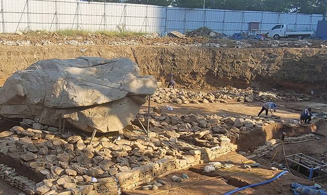 상석 무게 350t으로 세계 최대 규모 지석묘(고인돌)로 확인된 경남 김해시 구산동 지석묘(경남도기념물 제280호) 정비사업 전경. 김해시 제공