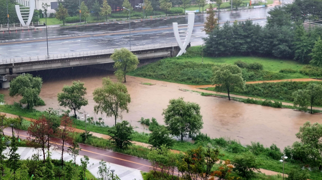 10일 새벽 대전 지역에 쏟아진 폭우로 서구·유성구 일대 도안신도시를 관통하는 진잠천 산책로가 물에 잠기고 있다. 연합뉴스