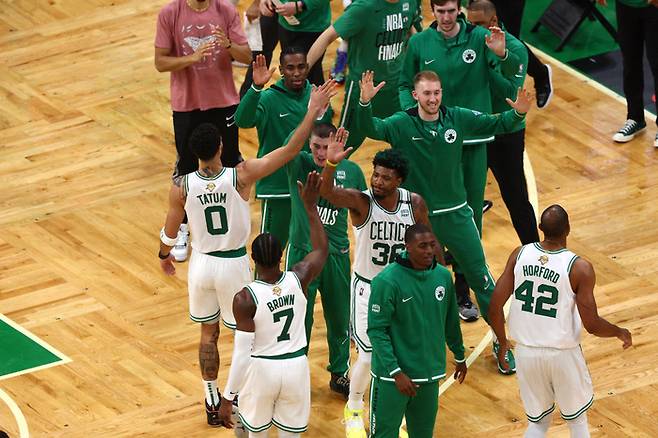 보스턴 선수단이 지난 시즌 NBA 파이널 3차전에서 이긴 뒤 박수를 치는 모습. 게티이미지 제공