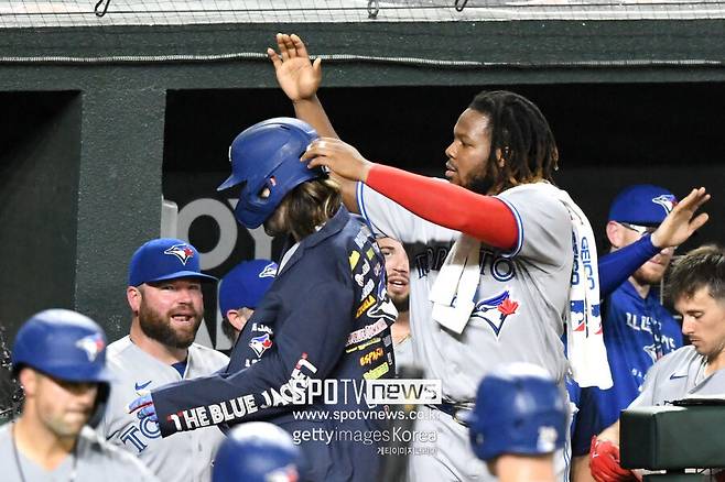 ▲ 보 비솃(왼쪽)과 블라디미르 게레로 주니어.