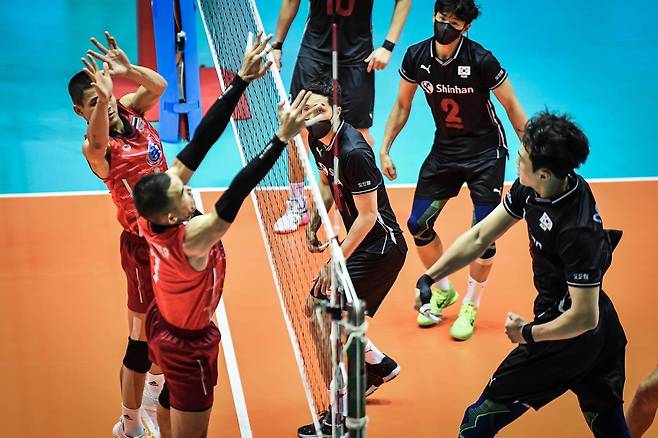 임동혁의 오픈 공격 (서울=연합뉴스) 임동혁(오른쪽)이 9일 태국 나콘빠톰에서 열린 2022 아시아배구연맹(AVC)컵 A조 조별리그 2차전에서 태국과의 경기에서 오픈 공격을 시도하고 있다. [아시아배구연맹 홈페이지 캡처. 재판매 및 DB 금지]