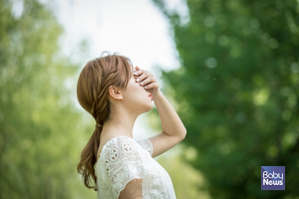 온열 질환을 예방하기 위해서는 여름철 고온에 장시간 노출되는 상황을 피해야 합니다. ⓒ베이비뉴스