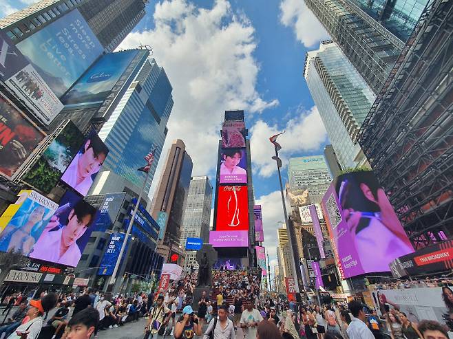10일(미국시간) 오후 미국 뉴욕 타임스퀘어의 15개 스크린에서 BTS와 ‘갤럭시Z 플립4’ 콜라보레이션 영상이 나오고 있다. (사진=김정유 기자)