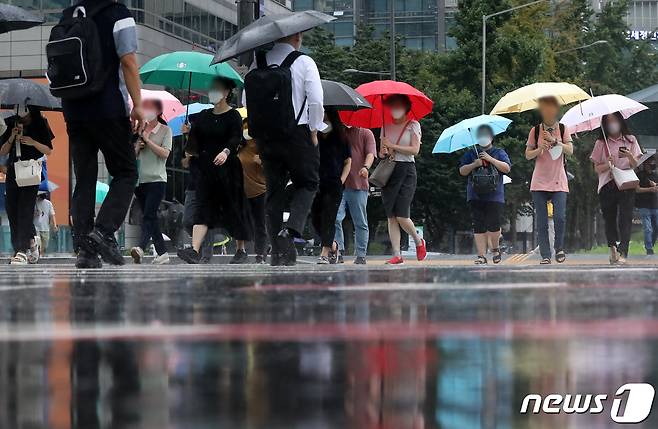 수도권을 포함한 전국 대부분 지역에 비소식이 예보된 8일 오전 서울 종로구 광화문 네거리에서 시민들이 출근길 발걸음을 재촉하고 있다. 2022.8.8/뉴스1 ⓒ News1 민경석 기자