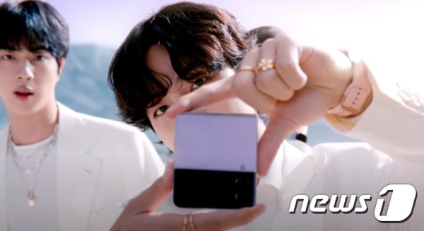 삼성전자 갤럭시 언팩 영상에 등장한 그룹 방탄소년단(BTS) (삼성전자 공식 유튜브 갈무리)ⓒ 뉴스1