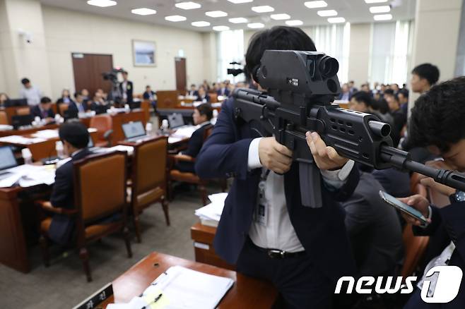 지난 2018년 10월15일 국회 국방위원회 국정감사장에 등장한 K-11복합소총. 2018.10.15/뉴스1 ⓒ News1 임세영 기자
