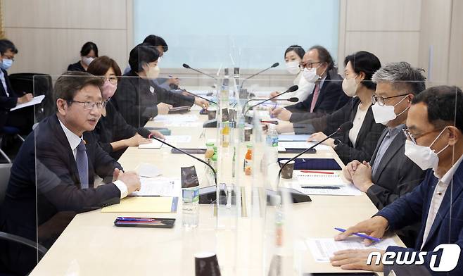 박보균 문화체육관광부 장관이 10일 서울 용산구 문체부 저작권보호과 서울사무소 회의실에서 열린 제4기 지역문화협력위원회 제1차 회의에서 새 정부의 지역문화정책 방향에 대해 논의하고 있다. (문화체육관광부 제공) 2022.8.10/뉴스1