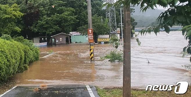 9일 강원도 내 주요지점에 200㎜ 안팎의 비가 쏟아진 가운데, 이날 원주시 지정면의 한 도로가 침수돼 있다. (독자 제공) 2022.8.9/뉴스1