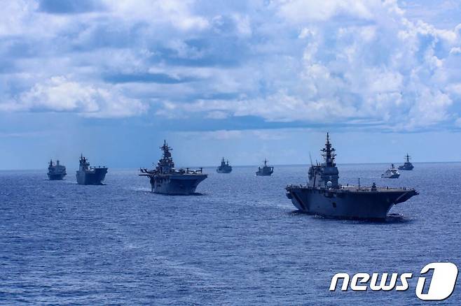 지난달 28일 태평양 연안 해상을 항해하는 미 해군 선박. 미 해군이 8일 로이터에 제공. 2022. 8. 8. ⓒ AFP=뉴스1 ⓒ News1