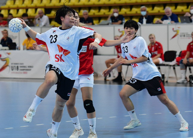 한국 여자핸드볼 청소년 대표팀 김민서(왼쪽)가 덴마크와 세계청소년선수권대회 결승전에서 슛을 시도하고 있다.사진제공 | 국제핸드볼연맹
