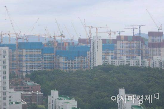 11일 서울 강동구 둔촌주공 재건축 조합 정상위와 시공사업단이 공사 재개를 위한 최종 합의문에 서명했다. 이제 조합 총회에서 합의문이 통과되면 사업은 재개될 전망이다. /문호남 기자 munonam@