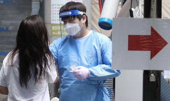 지난 10일 오전 서울 용산구보건소 신종 코로나바이러스 감염증(코로나19) 선별진료소에서 의료진이 검체 검진을 하고 있다./뉴스1
