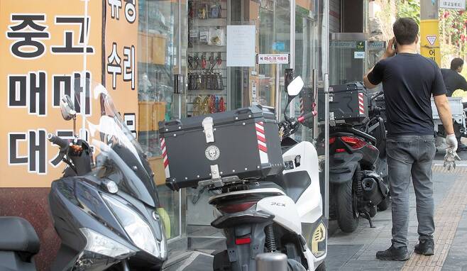 서울 중구 충무로에서 음식 배달용 중고 오토바이들이 판매되고 있다. 거리 두기 완화 이후 배달 기사 수입이 줄자 배달용 오토바이 중고 매물이 쏟아지고 있다. /장련성 기자