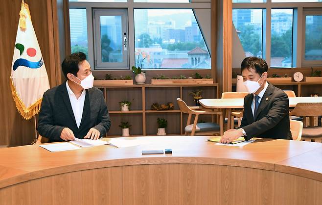 김주현 금융위원장(오른쪽)과 오세훈 서울시장(왼쪽)은 11일 오전 서울 중구 서울시청에서 회동을 가졌습니다. 이 자리에서 이들은 '새출발기금'과 관련한 논의를 진행했다. /금융위원회 제공