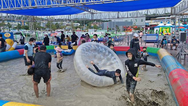 2022 보령 해양머드박람회 머드체험장. /연합뉴스