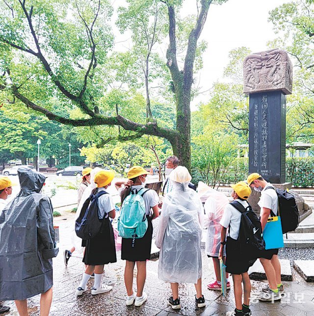 일본 히로시마 평화기념공원에 설치된 한국인 희생자 위령비 앞에서 초등학생들이 당시 한국인 희생에 대한 교사의 설명을 듣고 있다. 히로시마=이상훈 특파원 sanghun@donga.com