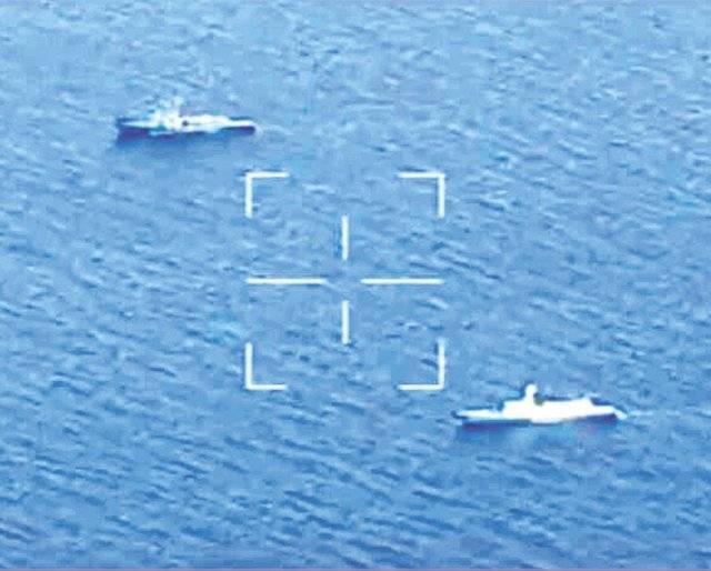 대만 국방부가 ‘대만해협 중간선’을 사이에 두고 중국군과 대만군 함정이 대치하고 있는 사진을 10일 공개했다. 두 함정 사이에 하얀색으로 표시된 지점이 중간선으로 추정된다. 대만 국방부 제공